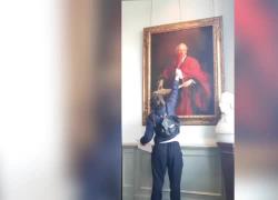 Cambridge, attivista pro-Palestina imbratta e taglia ritratto di Lord Balfour, politico favorevole a stato Israele - VIDEO