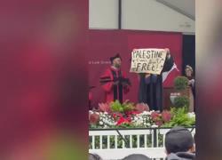 Usa, studenti di Harvard rompono il protocollo, cartelli con “Free Palestine” e “Israel Racist State” durante cerimonia di laurea – VIDEO