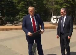 G7 in Canada, doppia gaffe di Trump: prima fa cadere i fogli dell’accordo Usa-Gb, poi inserisce la Gran Bretagna nell’Ue - VIDEO
