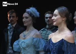 Nicoletta Manni nuova étoile della Scala, l'annuncio a sorpresa sul palco davanti al pubblico, lei in lacrime - VIDEO