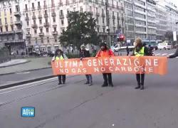 Milano, attivisti di Ultima generazione bloccano il traffico in piazza Cinque Giornate - VIDEO