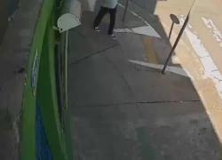 San Paolo, Brasile, ragazzo di 17 anni morto travolto da un autobus nella fuga dopo il furto di un telefonino - VIDEO