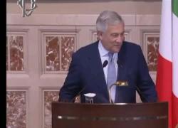 Camera, Tajani arriva in ritardo e scherza: "Sono il ministro degli Esteri più sfigato della storia tra due guerre e i dazi" - VIDEO