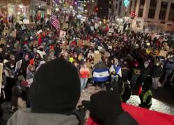 Usa, maxi proteste contro l'ICE da Minneapolis a Portland, in migliaia in strada dopo l'arresto di bimbi di 2 e 5 anni e l'omicidio di Renee Good - VIDEO
