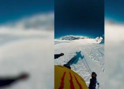 Alpi francesi, sciatore precipita in un crepaccio apertosi sotto di lui all'improvviso: scena da brivido - VIDEO