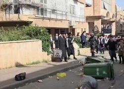 Israele, nuove proteste di ebrei Haredi contro servizio di leva a Bney Brak, 2 soldatesse Idf attaccate, oltre 20 arresti - VIDEO