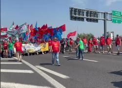Protesta metalmeccanici Bologna, in 7 mila bloccano la tangenziale per rinnovo CCNL, la questura: "Ingresso non concordato, denunciamo" - VIDEO