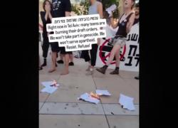 Tel Aviv, giovani israeliani di Mesarvot bruciano ordini di leva, leader Greenberg: "Non partecipiamo a genocidio e apartheid" - VIDEO