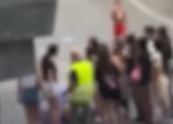 Lecco, ragazzina picchiata da una baby gang di cinque coetanee con sberle, pugni in faccia e spintoni - VIDEO