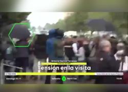 Premier Sanchez contestato a Valencia, colpito alle spalle da un bastone, vetri dell'auto distrutti con calci e pugni - VIDEO
