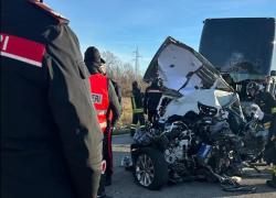 Maniago (PN), incidente frontale tra auto e corriera su Sr464, morto sul colpo conducente vettura, feriti 6 studenti e autista – VIDEO