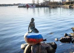 Sirenetta di Copenaghen vandalizzata con bandiera della Russia: la guerra non risparmia nemmeno le statue