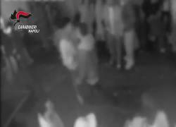 Napoli, studente universitario pestato a Chiaia, colpito con il calcio della pistola e preso a calci mentre era svenuto, 3  arresti - VIDEO