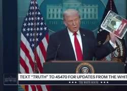 Trump mostra in conferenza stampa foto immigrati irregolari arrestati in Minnesota: "Volete vivere con loro?", e ammette: "ICE fa errori" - VIDEO