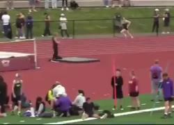 Atleta transgender nata uomo gareggia contro le ragazze nei 200 mt e vince, distanza dalle rivali enormi, bufera sul web - VIDEO 