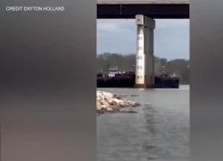 Oklahoma, chiatta si schianta contro un ponte sul fiume Arkansas, traffico bloccato, non ci sono morti - VIDEO