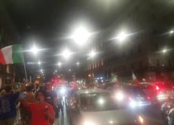 Euro2020 Italia Campione d'Europa: il tifoso salta sul semaforo, IL VIDEO