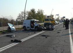 Incidente su tangenziale sud di Bergamo a Stezzano, scontro tra 2 auto e un furgone dopo sorpasso di una delle vetture, 3 morti e un ferito - VIDEO