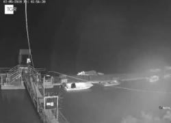 Auto inabissata nel Po, nuovo VIDEO delle telecamere di sorveglianza, lei immobile, lui sporge il braccio dal finestrino