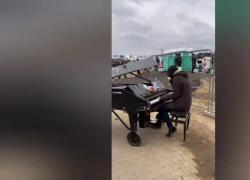 Ucraina oggi, musicista suona Imagine di John Lennon al confine con la Polonia: VIDEO