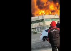 Incendio a Novara oggi, fiamme alte e fumo nero. Testimone: "È un macello, è scoppiato tutto il capannone" - VIDEO