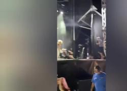 Sophia Urista fa la pip&igrave; sul palco sulla faccia di un fan: VIDEO CHOC
