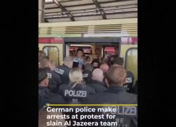 Berlino, polizia arresta manifestanti pacifici pro Palestina che protestavano contro attentato Idf ai giornalisti di Al Jazeera a Gaza - VIDEO