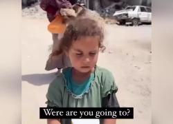 Gaza, bimba palestinese piange mentre lascia casa: "Israele l'ha bombardata, vado in un campo profughi" - VIDEO