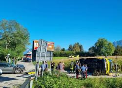 Treppo Grande (UD), scuolabus si ribalta dopo scontro frontale con auto, a bordo 26 persone di cui 3 adulti e 23 bambini; 5 feriti – VIDEO