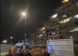 Scampia, crollo di un ballatoio al terzo piano nella Vela Celeste, 2 morti e 13 feriti (di cui 7 bambini) - VIDEO