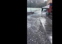 Portofino, mareggiata in piazzetta, spazzati via i tavolini e le sedie dei locali - VIDEO