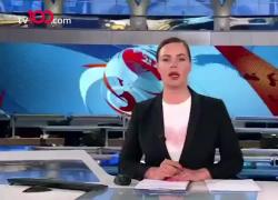 Marina Ovsyannikova fa irruzione nello studio del tg russo: "Basta guerra"  - VIDEO