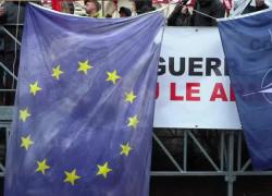 Corteo Primo Maggio a Torino, bruciate le bandiere della Nato, Usa e Ue contro la guerra in Ucraina - VIDEO