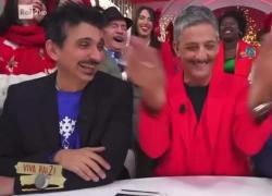 Viva Rai2, Fiorello su De Martino: "Va alle poste e copula con 3 donne in coda, porta figlio al parco e ci prova con la leonessa" - VIDEO