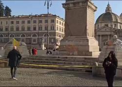 Fontana Piazza del Popolo a Roma imbrattata da "animalisti" con vernice gialla e rossa: "Basta animali nei circhi" - VIDEO
