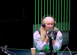 "Anche il clitoride pu&ograve; avere un'erezione, ha un tessuto erettile come il pene e due sfere che sembrano testicoli e si gonfiano" - VIDEO