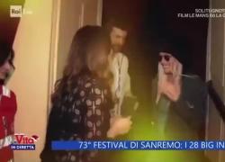 Anna Oxa snobba la moglie di Amadeus e la scansa: imbarazzo in studio - VIDEO