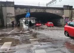 Maltempo in Toscana, bomba d’acqua a Firenze, si fermano i tram; crolla muro a Genova, frana sui Giovi - VIDEO