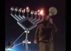 Israele, Idf accende candele su menorah monumentali in territori occupati di Siria, Gaza e Cisgiordania, Ong: "Sfregio culturale" - VIDEO