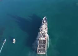 Migranti in Albania, nave Cassiopea verso l’hub di Gjader con 49 clandestini, è il primo trasferimento dopo i primi 2 non convalidati - VIDEO