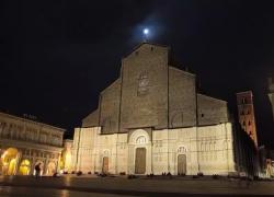 Sesso sui gradoni della basilica di San Petronio in piazza Maggiore a Bologna, prima un rapporto orale, poi un rapporto completo - VIDEO