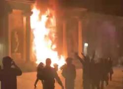 Municipio di Bordeaux in fiamme durante le proteste sulla riforma pensioni - VIDEO