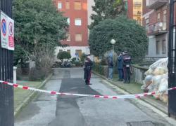 Milano, donna trovata morta e seminuda in cortile di via Paruta: non ancora identificata, ha ecchimosi su viso e collo; ipotesi omicidio - VIDEO