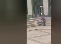Sesso al Centro Direzionale di Napoli, il VIDEO integrale, alla fine del rapporto "focoso" lei si piega per farsi pulire, i cittadini: "Che degrado"