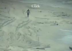 Gaza, Idf uccide due ragazzi palestinesi che sventolano bandiera bianca, seppelliti dai bulldozer come spazzatura - VIDEO