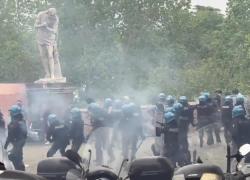 Scontri prima del derby Lazio-Roma finito 1-1, bombe carta e sassi contro agenti, cariche e lacrimogeni per disperdere ultras - VIDEO