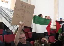 Milano, proteste pro-Pal in Consiglio Comunale, attivisti urlano “stop a genocidio”, Radice: “Antidemocratici, come studenti a Pisa” – VIDEO