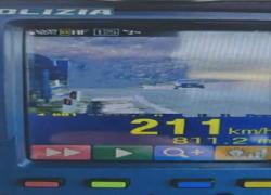 Autostrada Sassari-Alghero a 4 corsie, automobilista a 211 km/h  in fuga da polizia senza assicurazione, patente sospesa - VIDEO