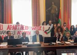 Torino, protesta studenti per accordo Università-Israele: “No a collaborazioni con ricercatori israeliani”, seduta sospesa al Senato accademico - VIDEO