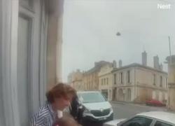 Nonna e nipote aggredite in Francia: senzatetto di colore le scaraventa a terra con violenza e cerca di rapire la bambina - VIDEO
